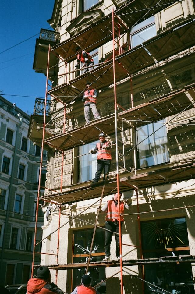 Varios obreros de la construcción en un andamio