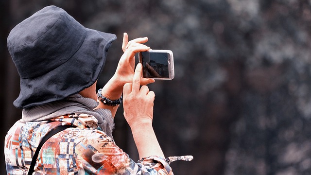 Mujer haciendo fotos con su teléfono. 