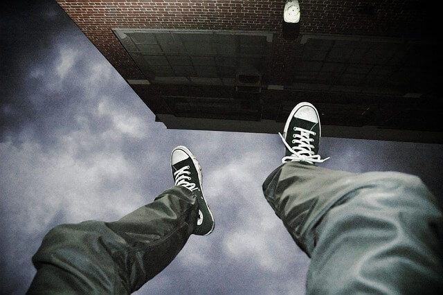POV de hombre cayendo de espaldas 