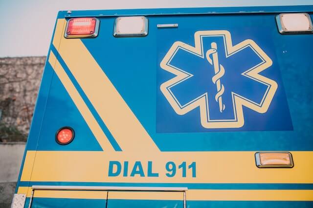 Ambulancia con el número 911 en su parte trasera. 