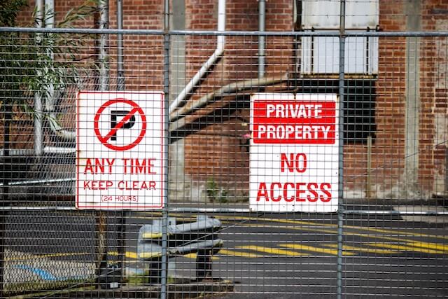Señal de prohibido el acceso a propiedad privada en un budling privado. 