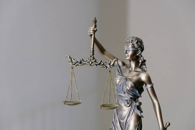 Primer plano de la estatua de bronce de la Dama de la Justicia 
