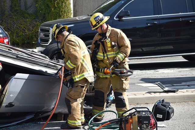 Bomberos abren un vagón para ayudar a una víctima de un accidente de tráfico. 