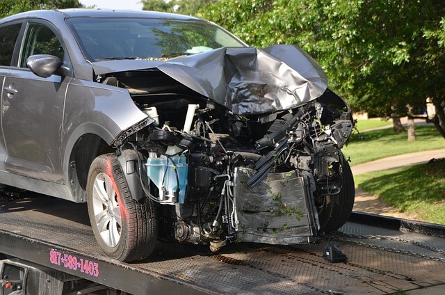 Coche remolcado tras sufrir un accidente. 