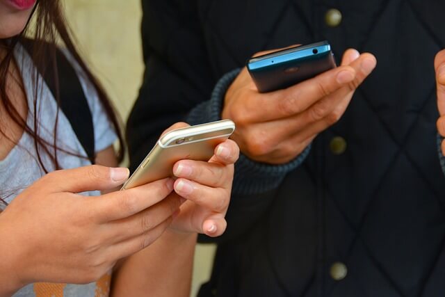 Gente con teléfonos intercambiando información. 