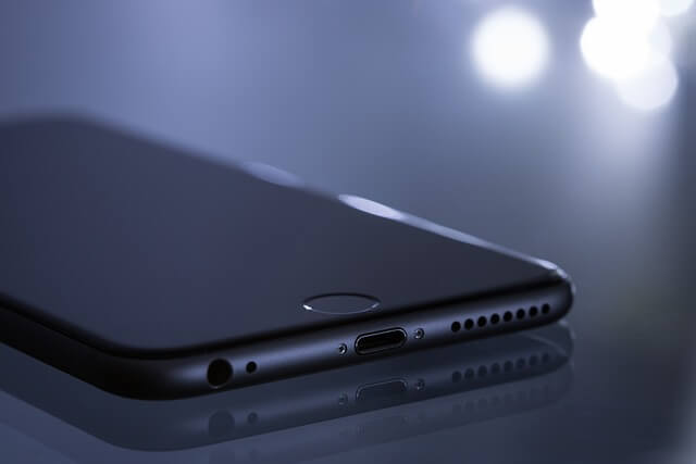 Foto de primer plano de Iphone tumbado sobre una mesa. 