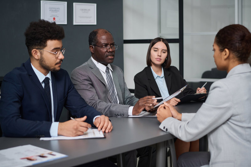 Grupo de abogados realizando una declaración. 