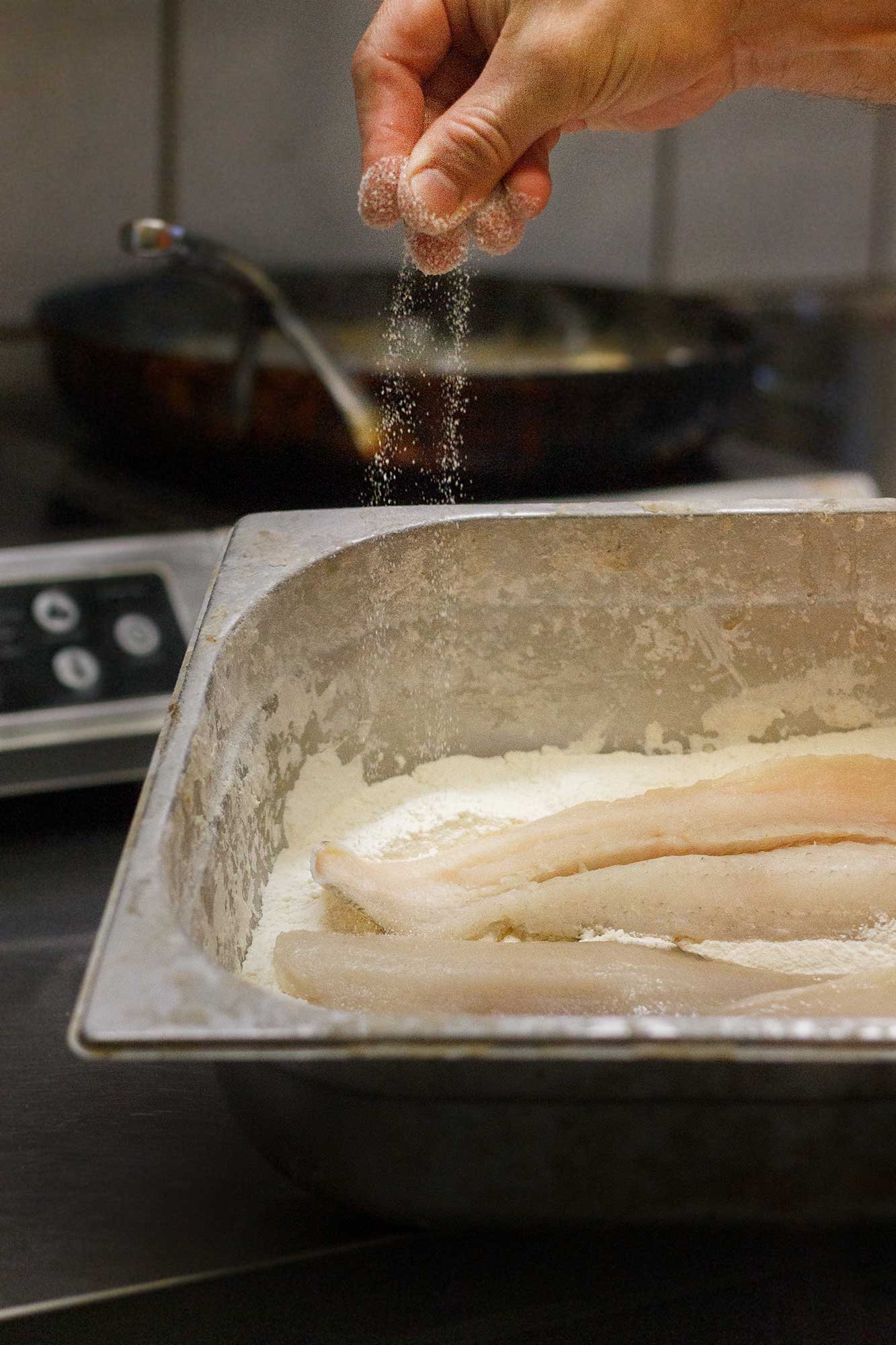 Fisch während der Zubereitung