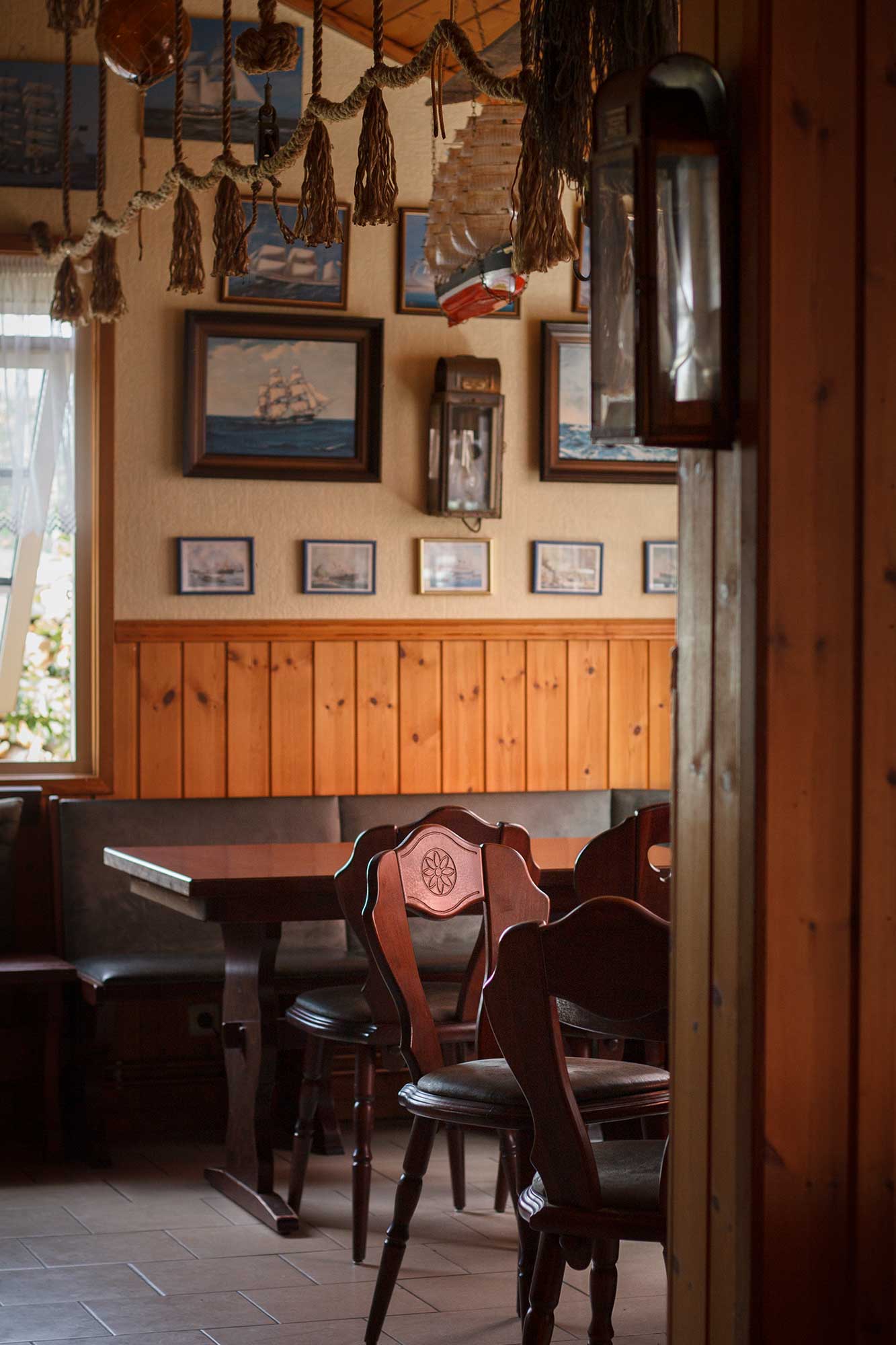 Tisch im Fischrestaurant Hafentaverne