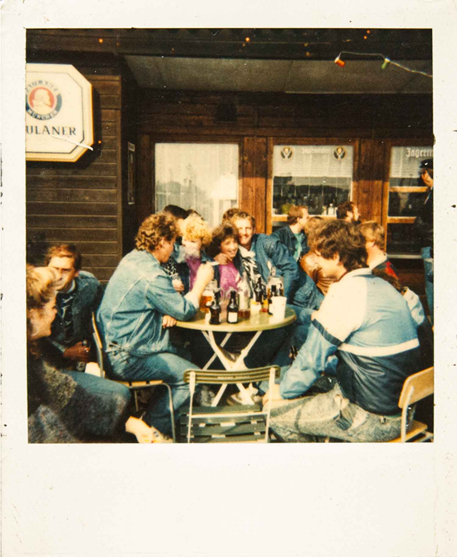 Treffen in der Hafentaverne