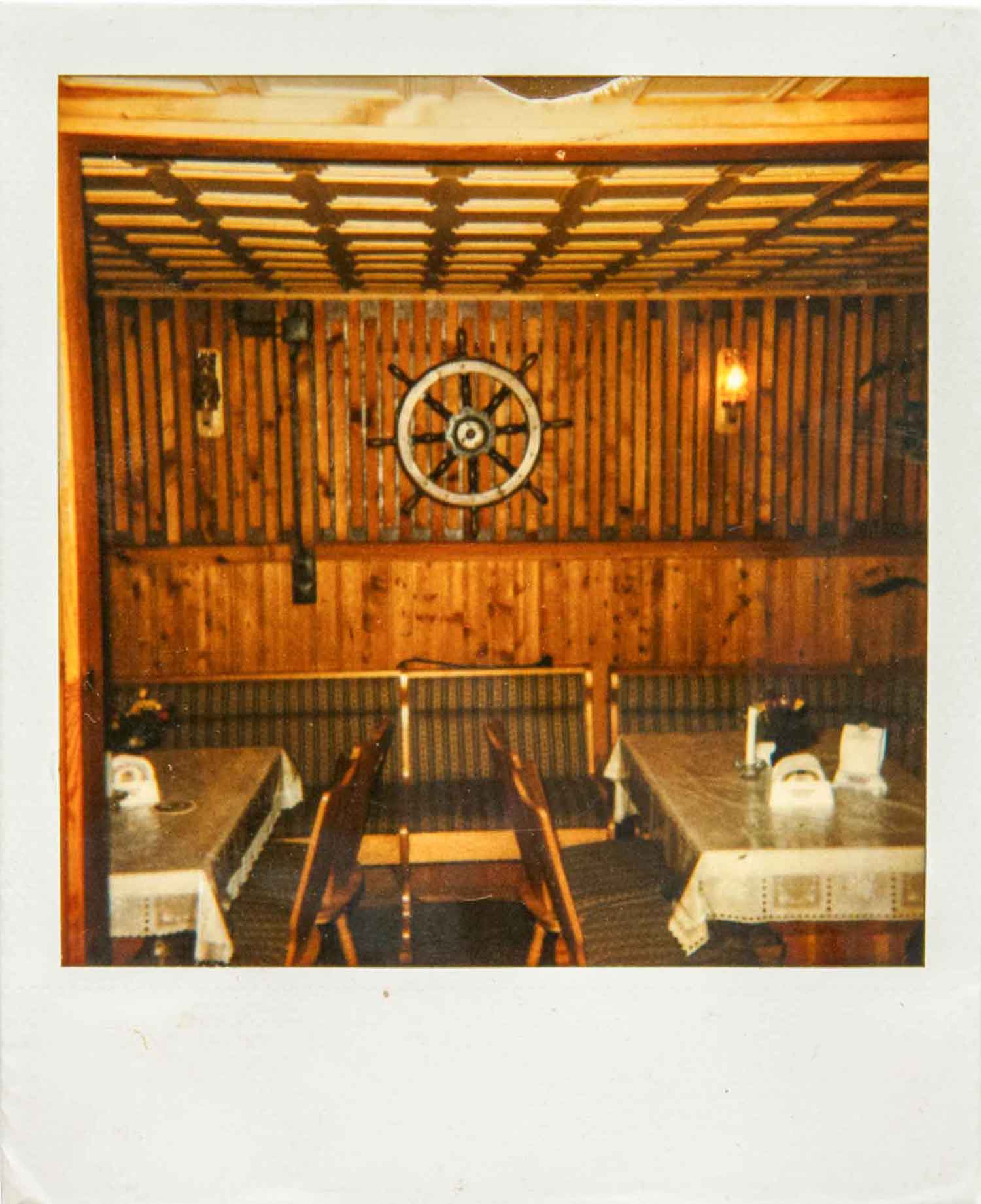 Sitzplätze in der Holzhütte