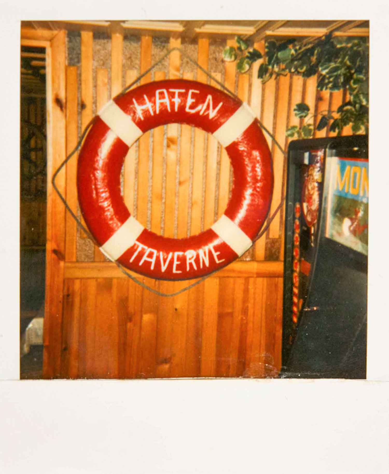Rettungsring mit der Aufschrift "Hafentaverne"