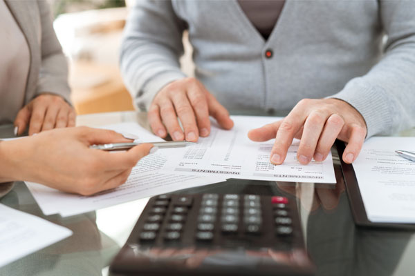 Accountant and client discussing Making Tax Digital