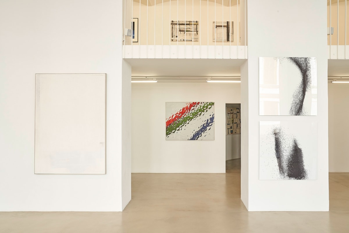 zs art gallery, shows the gallery space with high white walls and a mezzanine with balcony showing artworks from Ingeborg G. Pluhar, Robert Staudinger und Alex Klein