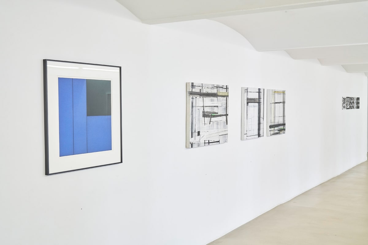 ZS art gallery shows a long wall with artworks from the artists Ray Malone and Karl Kriebel