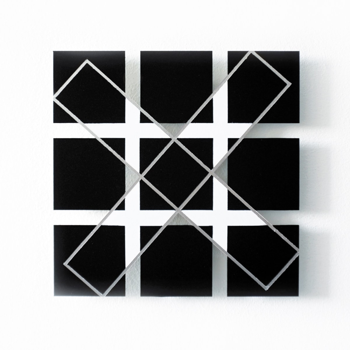 tonneke-sengers, artist, it shows on aluminium symmetrical forms in grey, white and mainly black