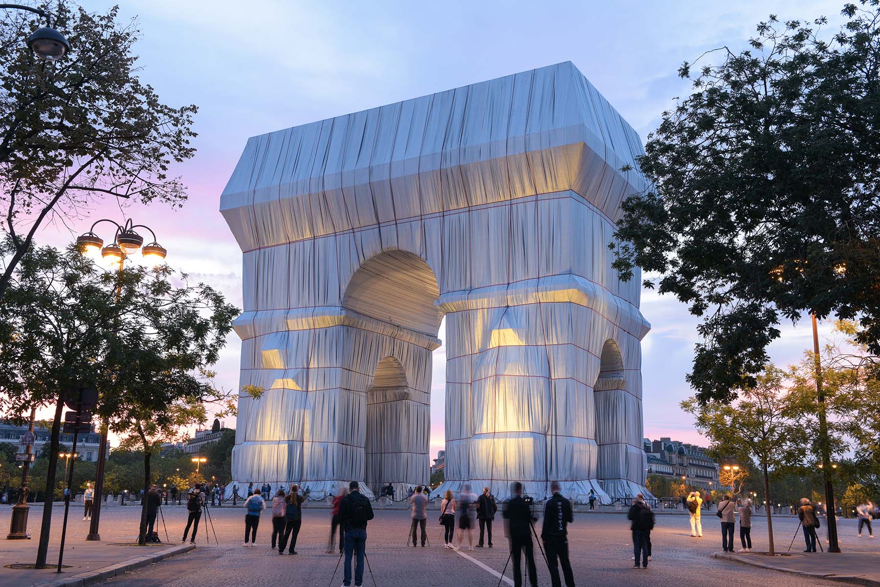 paris by night, arc de triumph, christo and jeanne claude, artist couple, on view