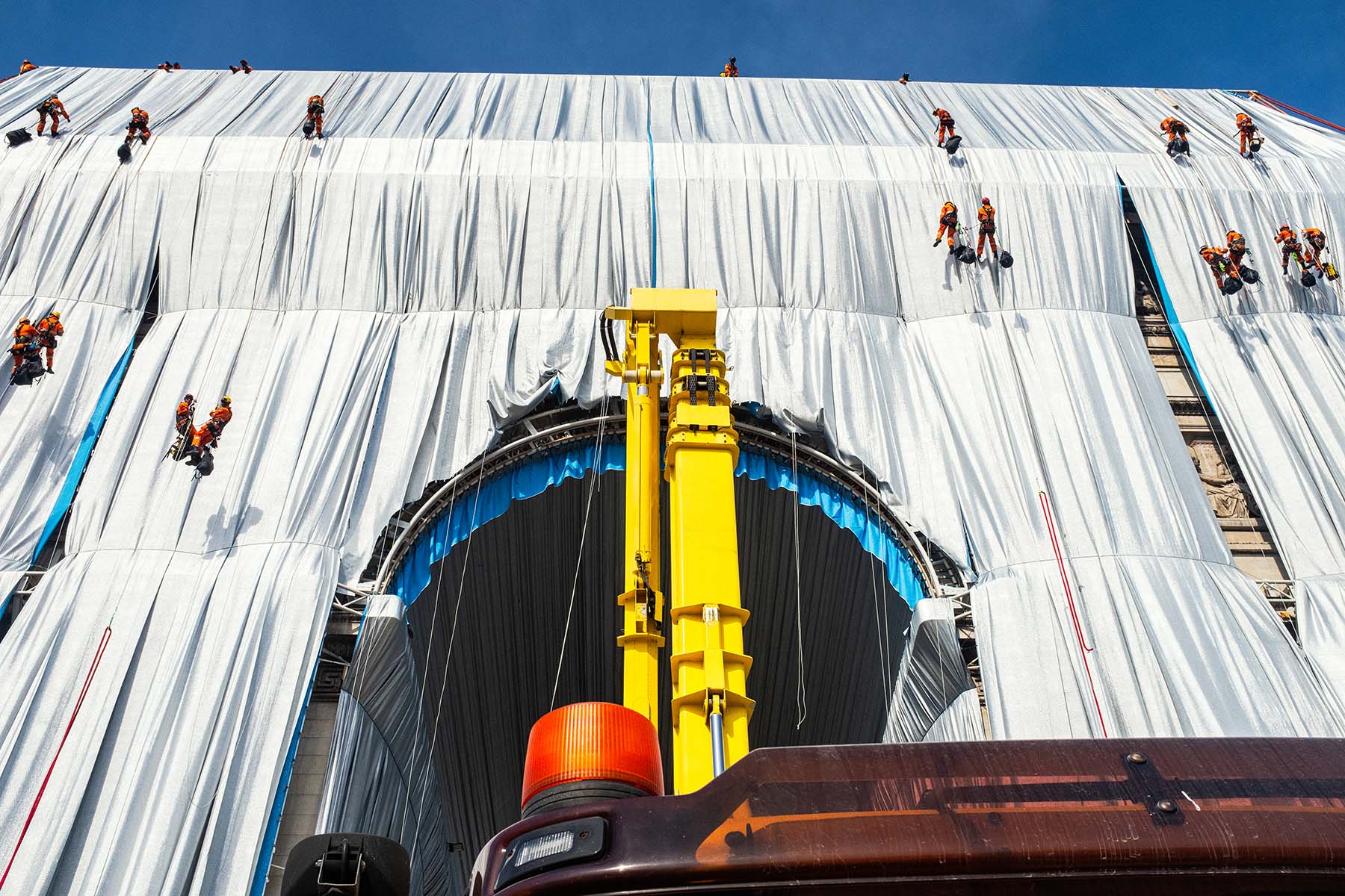 men at work, paris, arc de triomphe, france, in the making, climbing, wrapping