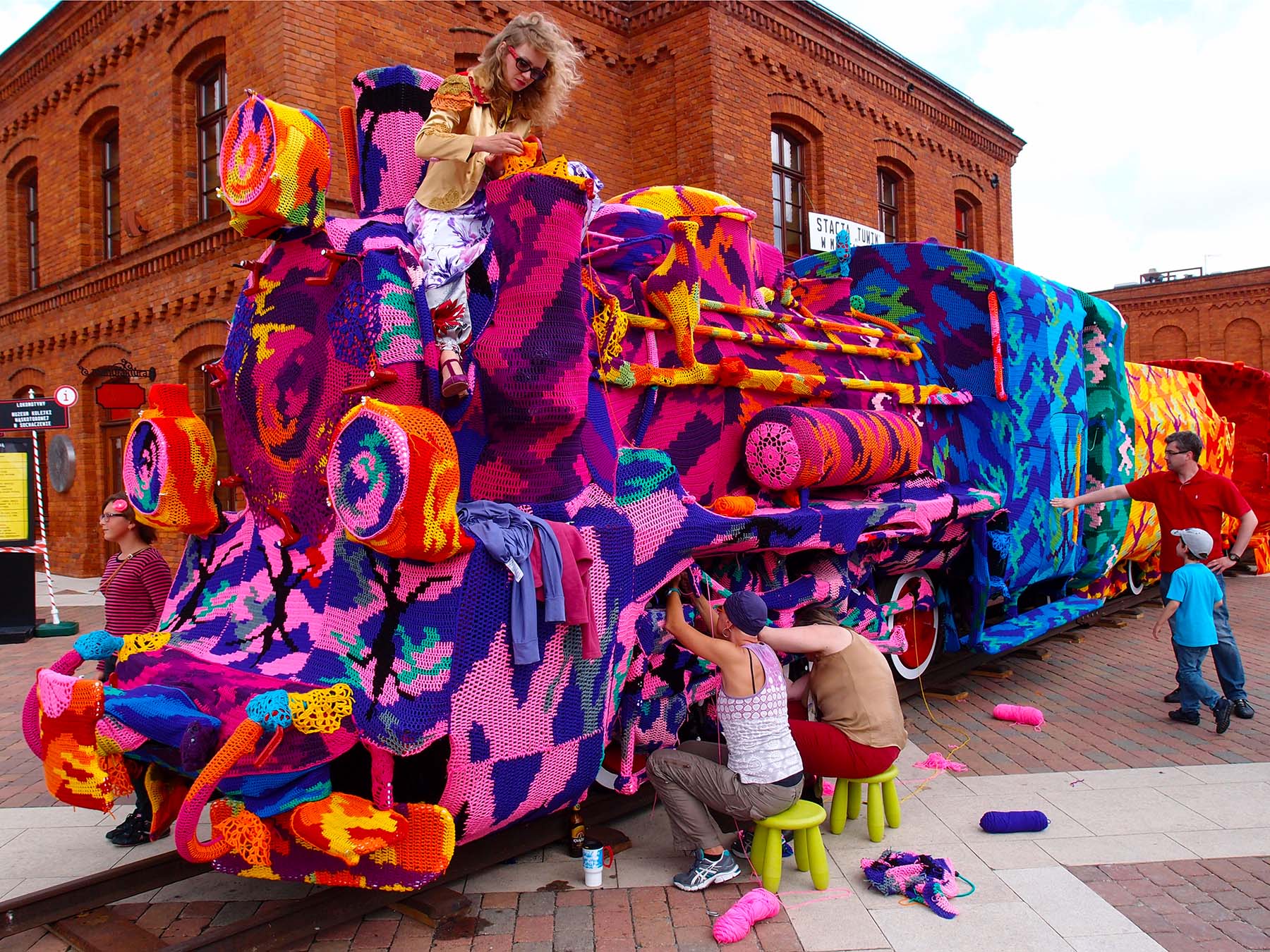 crochet bomb, ole, yarn boming, new york, polish artist