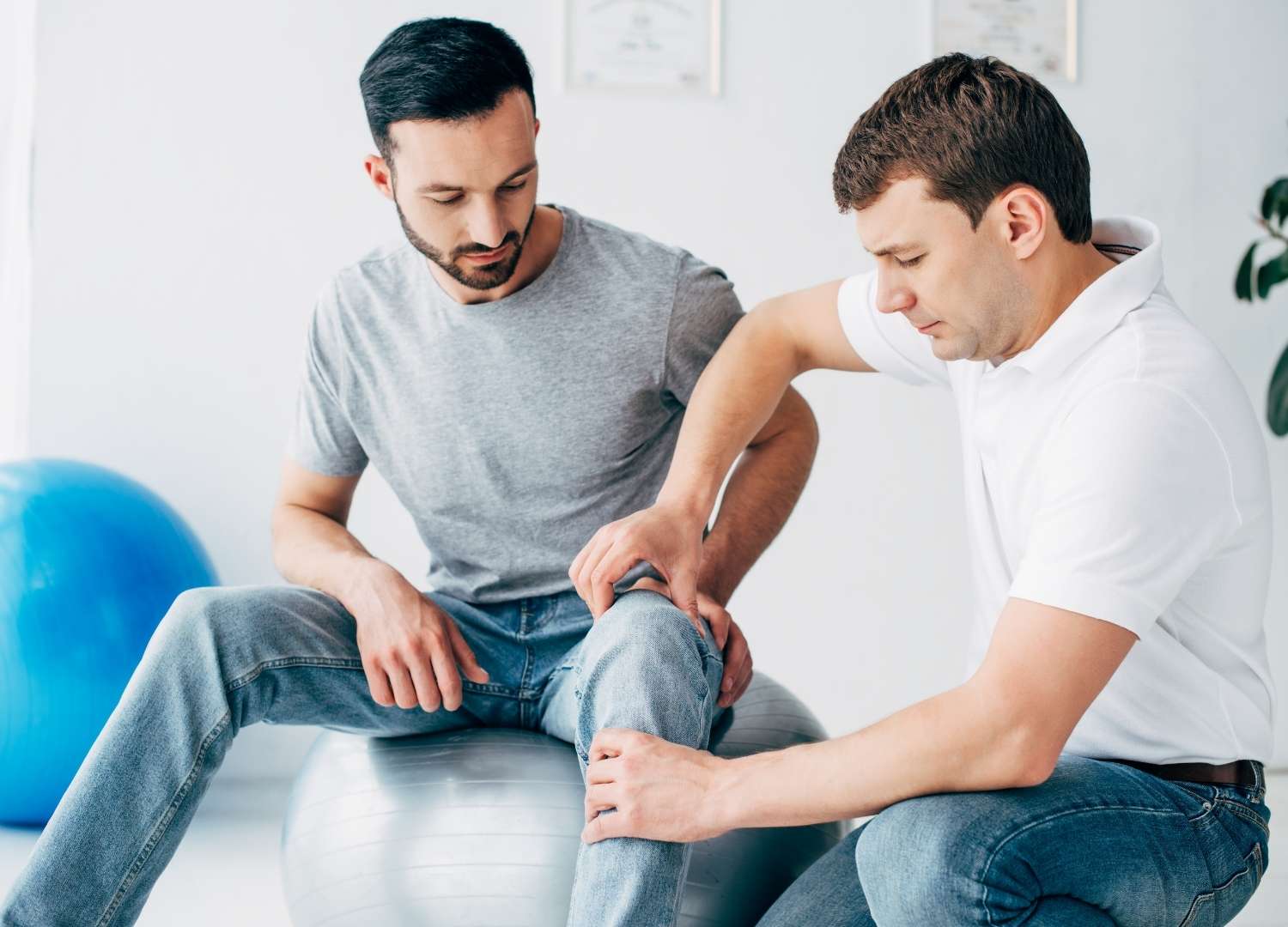 Physiologist examining a person's knee