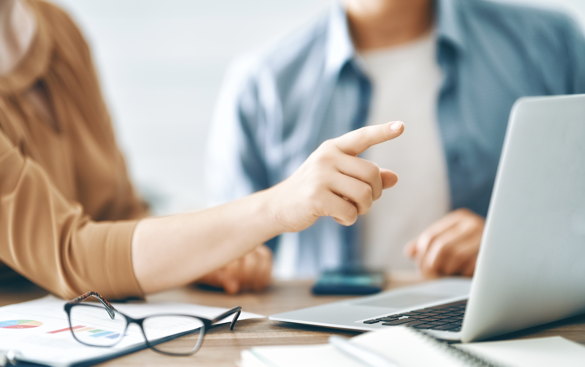ecommerce CRO: Woman pointing at her laptop while sitting beside a man