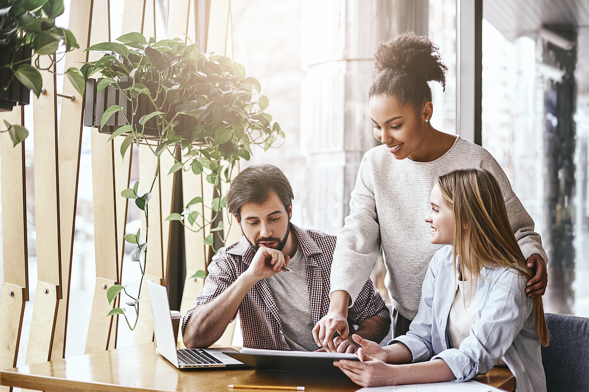 growth marketing: Colleagues having a discussion