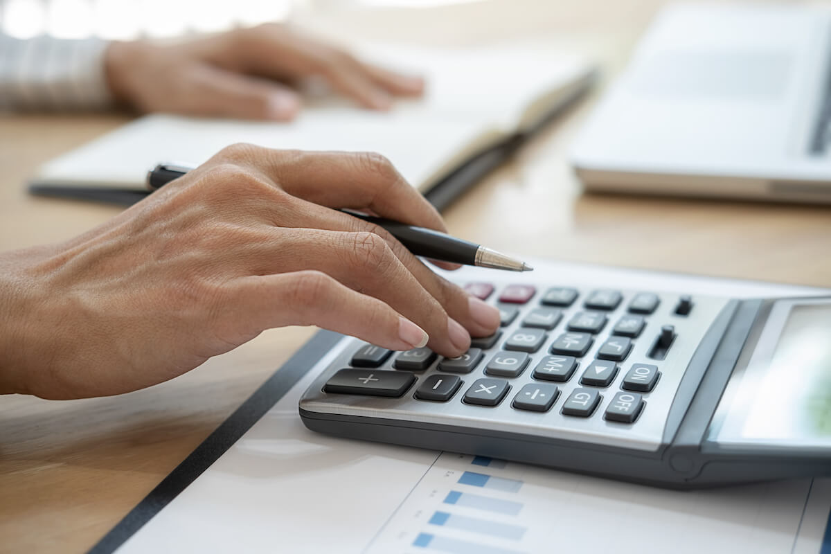 SaaS business model: person with a pen using a calculator