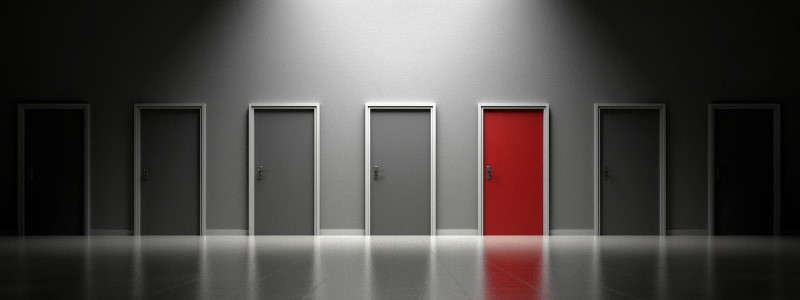 Quel ETF choisir : plusieurs portes, dont une rouge