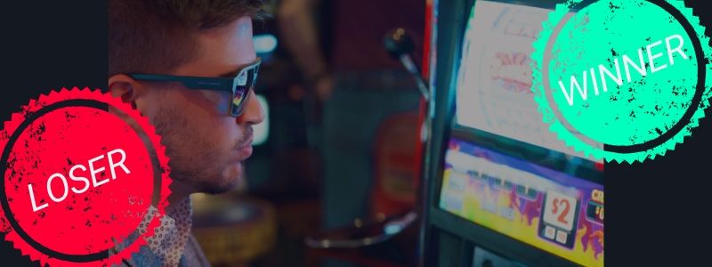 Homme qui joue à la machine à sous au casino comme à la bourse
