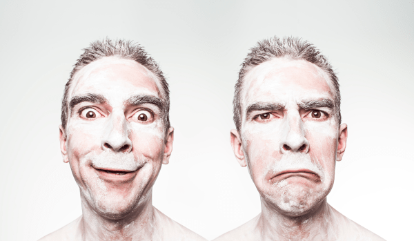 Deux hommes, deux visages : un investisseur heureux en bourse, un trader perdant en bourse