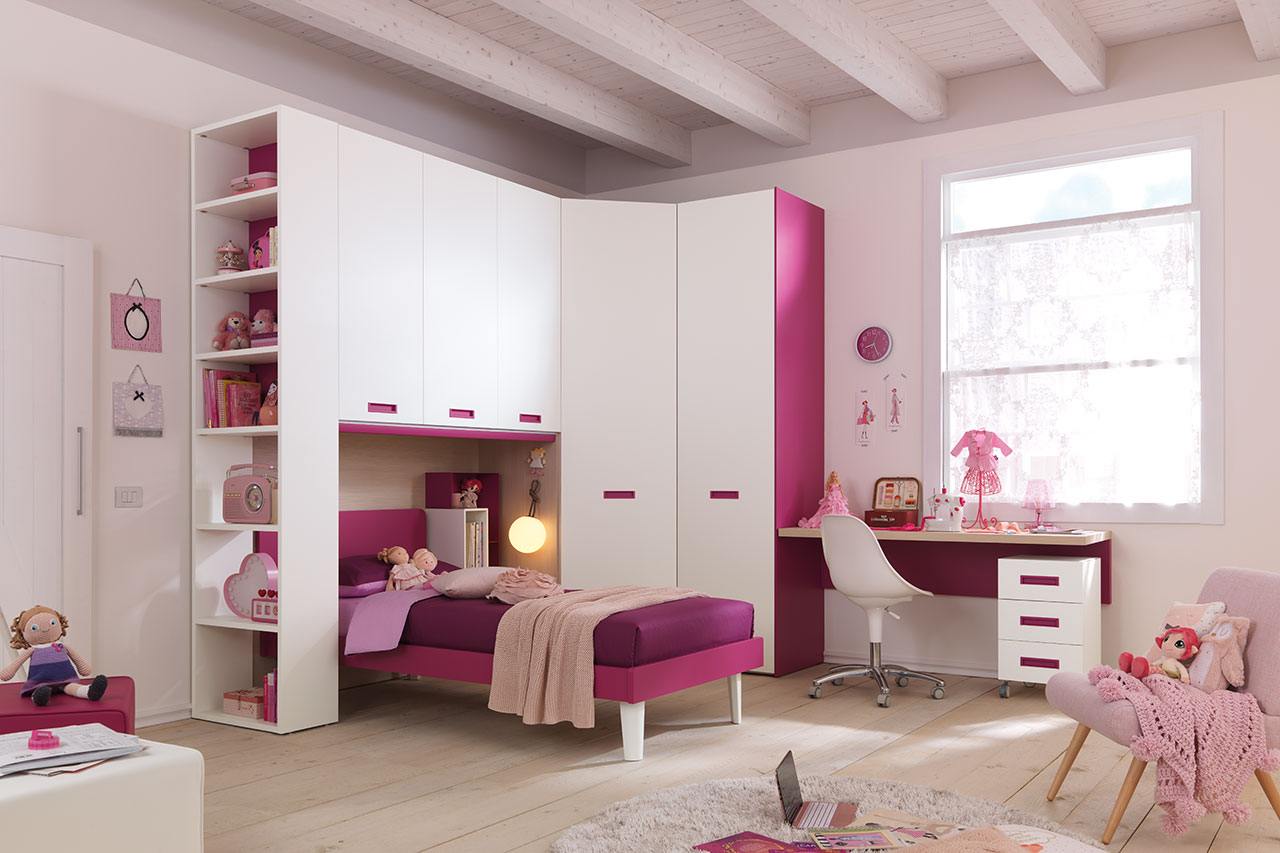 Cameretta per bambine o ragazze con ponte ad angolo in essenza Bianco e laccato Ciclamino con fianco a libreria, letto, scrivania sospesa e cassettiera con ruote