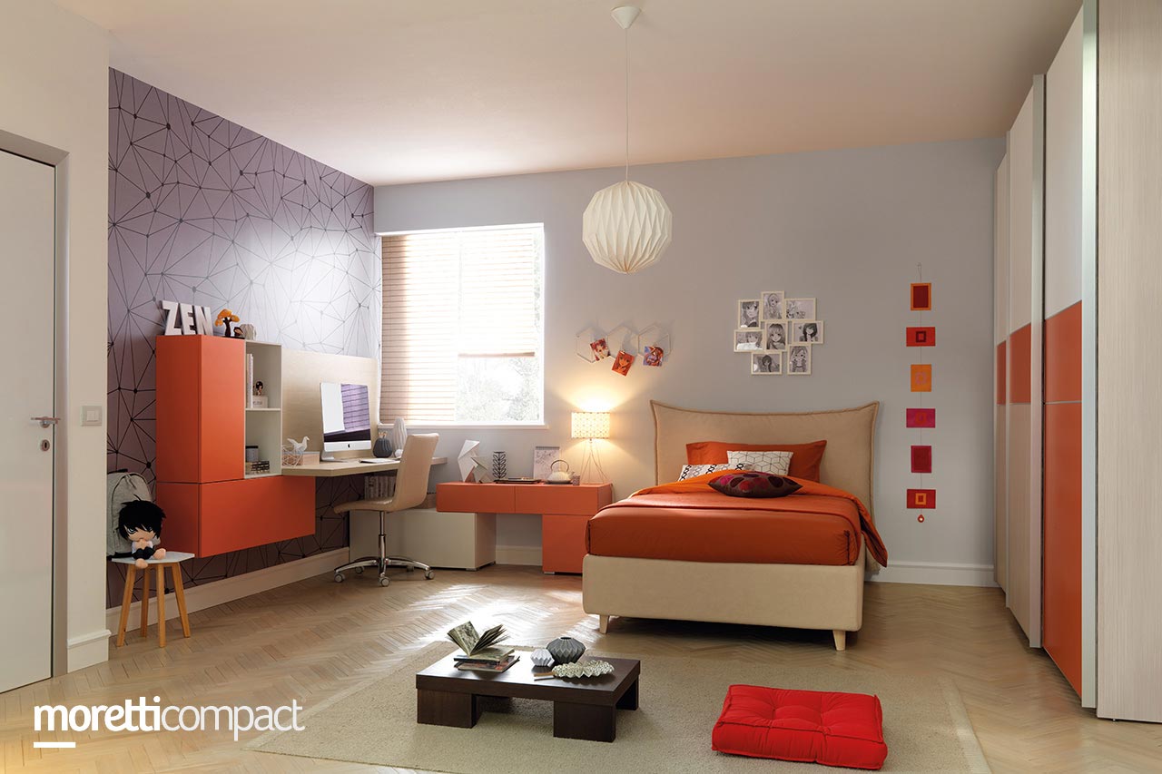 Camera da ragazzo con armadio scorrevole, letto singolo con testata Hug in tessuto, composizione wallbox con ruote, scrivania sospesa con wallbox a lato
