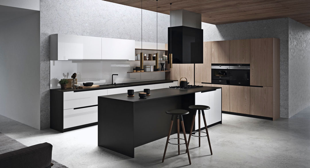 Cucina moderna bianca con isola centrale con snackbar e gola passante scura