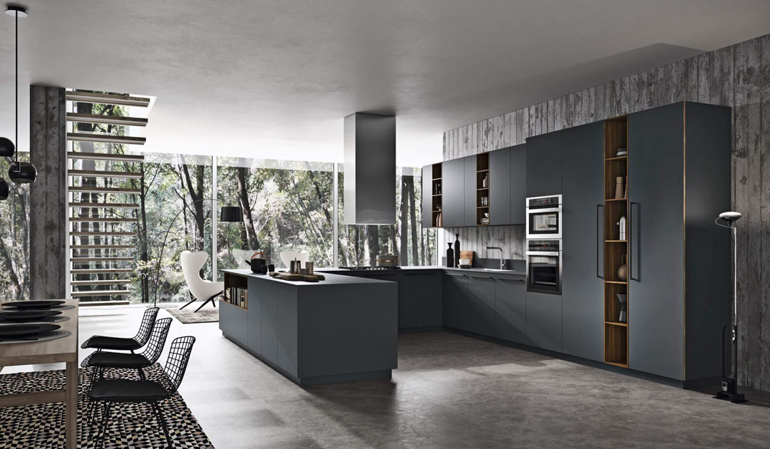 Cucina scura moderna ad angolo con tavolo separato ed elementi pensili e colonne con vani a giorno