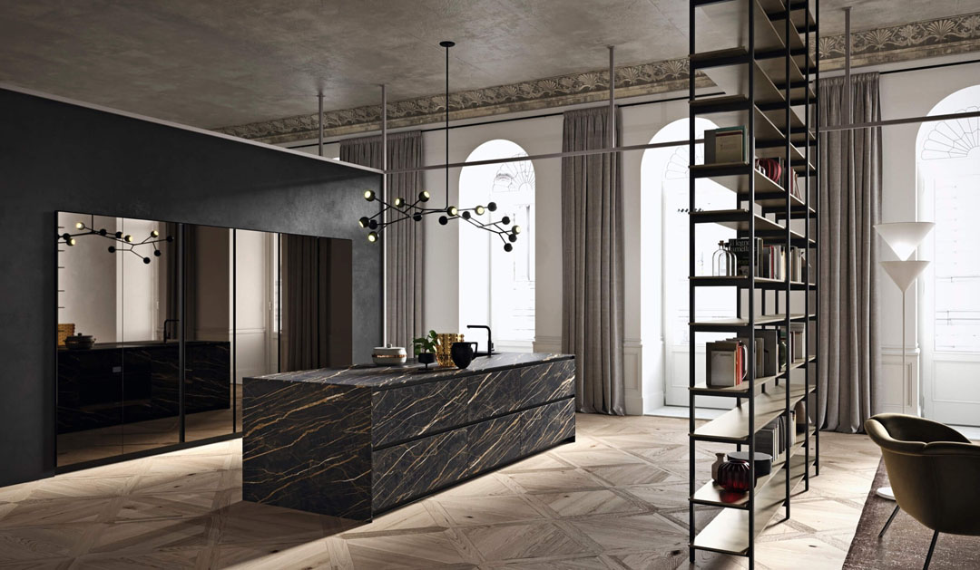 Cucina scura con penisola centrale scura e libreria divisoria con struttura metallica laccata nero