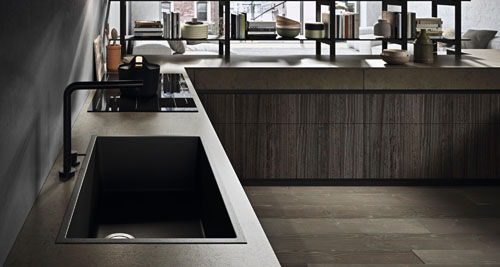 Cucina angolare moderna con lavello filo top e piano cottura ad induzione e top in gres