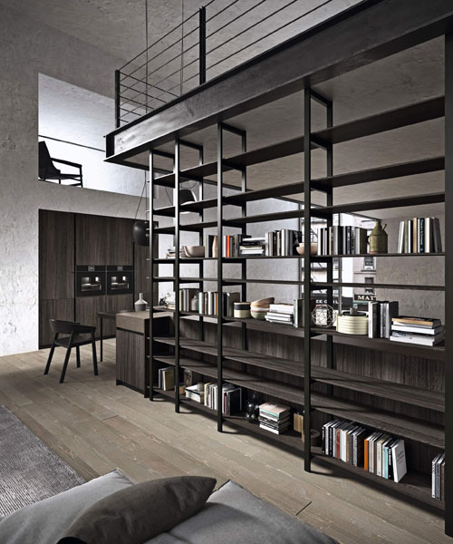 Cucina moderna con elemento libreria a giorno in metallo verniciato nero