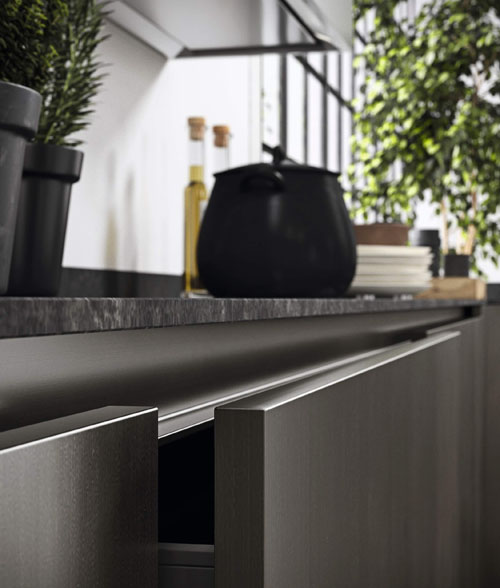 Cucina stile industriale con cassetto con apertura a gola e top in Dekton Laos Industrial