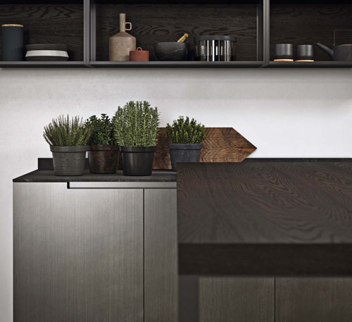 Cucina moderna industriale con bancone da colazione in legno rovere scuro con gamba metallica
