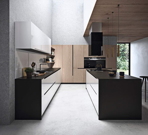 cucina moderna con isola con ante bianco lucido e colonne in essenza olmo