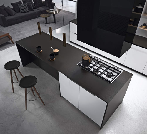 Cucina moderna con isola centrale e tavolo integrato con piano in Dekton Sirius Solid