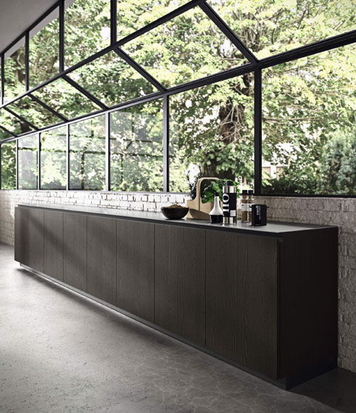 Cucina moderna scura con basi in olmo tinto nero con gola integrata scura e zoccolo scuro