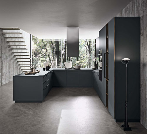 Cucina ad isola ad angolo in stile moderno con frontali scuri e dettagli anta con apertura a gola