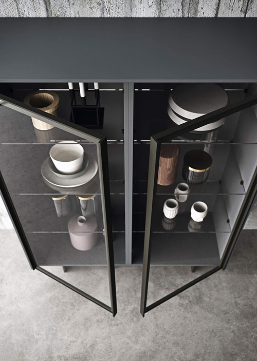 Madia decorativa da cucina con ante vetro Yoox e basamento metallico in finitura brunito e ripiani in vetro
