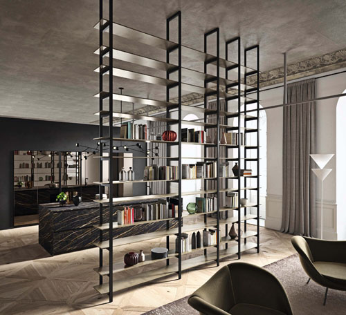 Cucina moderna con elemento libreria centrale a giorno con profili metallici e ripiani laccati metallo