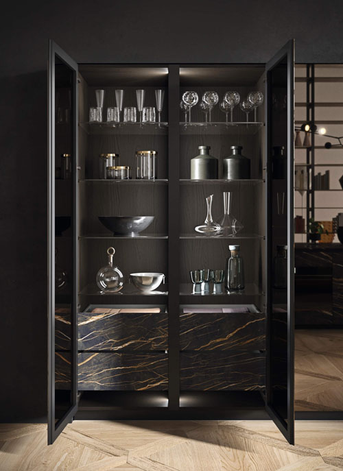 Colonne contenitive con anta in vetro fumè effetto specchiato e ripiani interni in vetro illuminata con sistema di luci a led