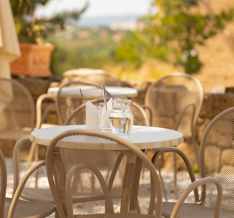 Une table en terrasse
