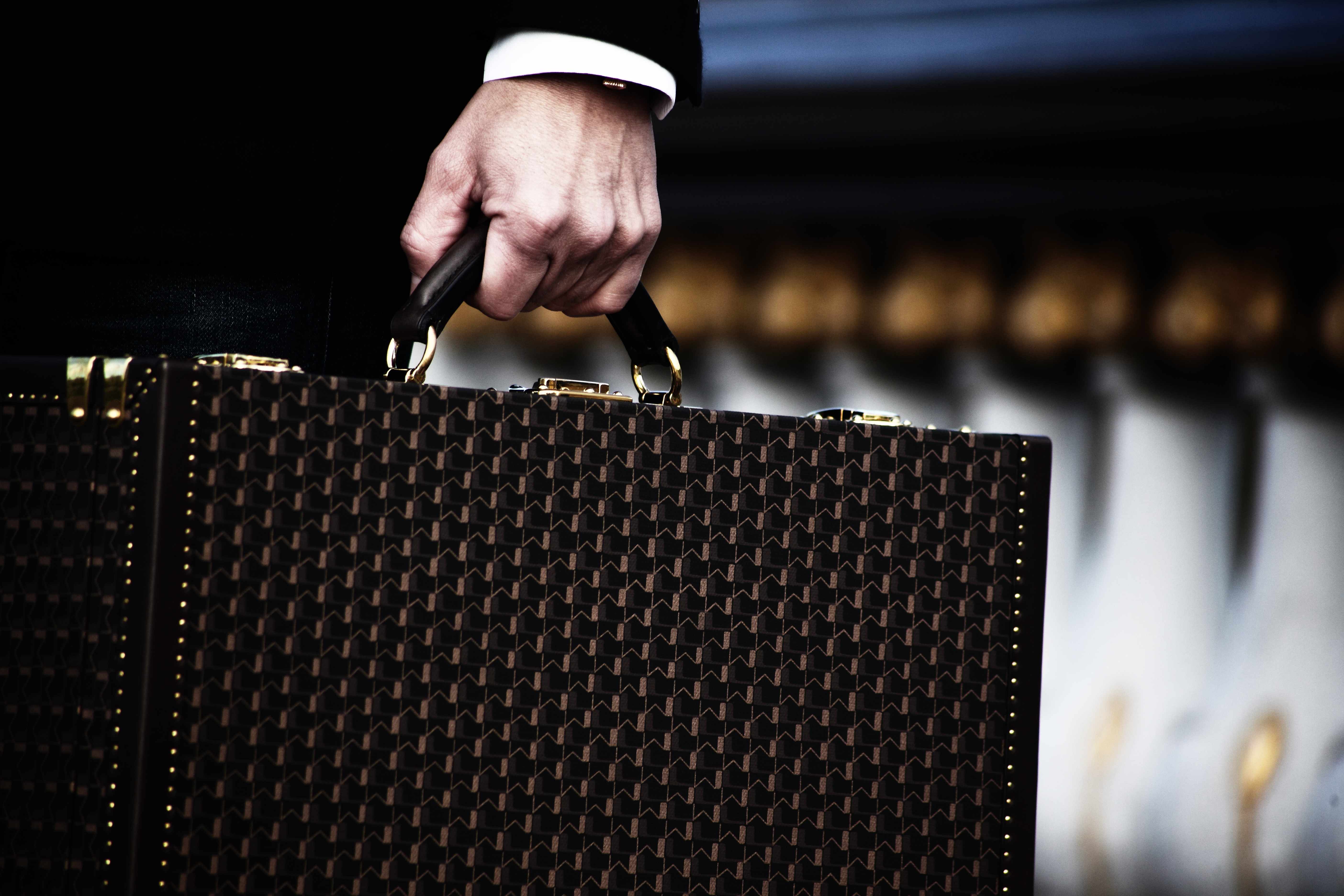 How to fold suits and shirts in a suitcase