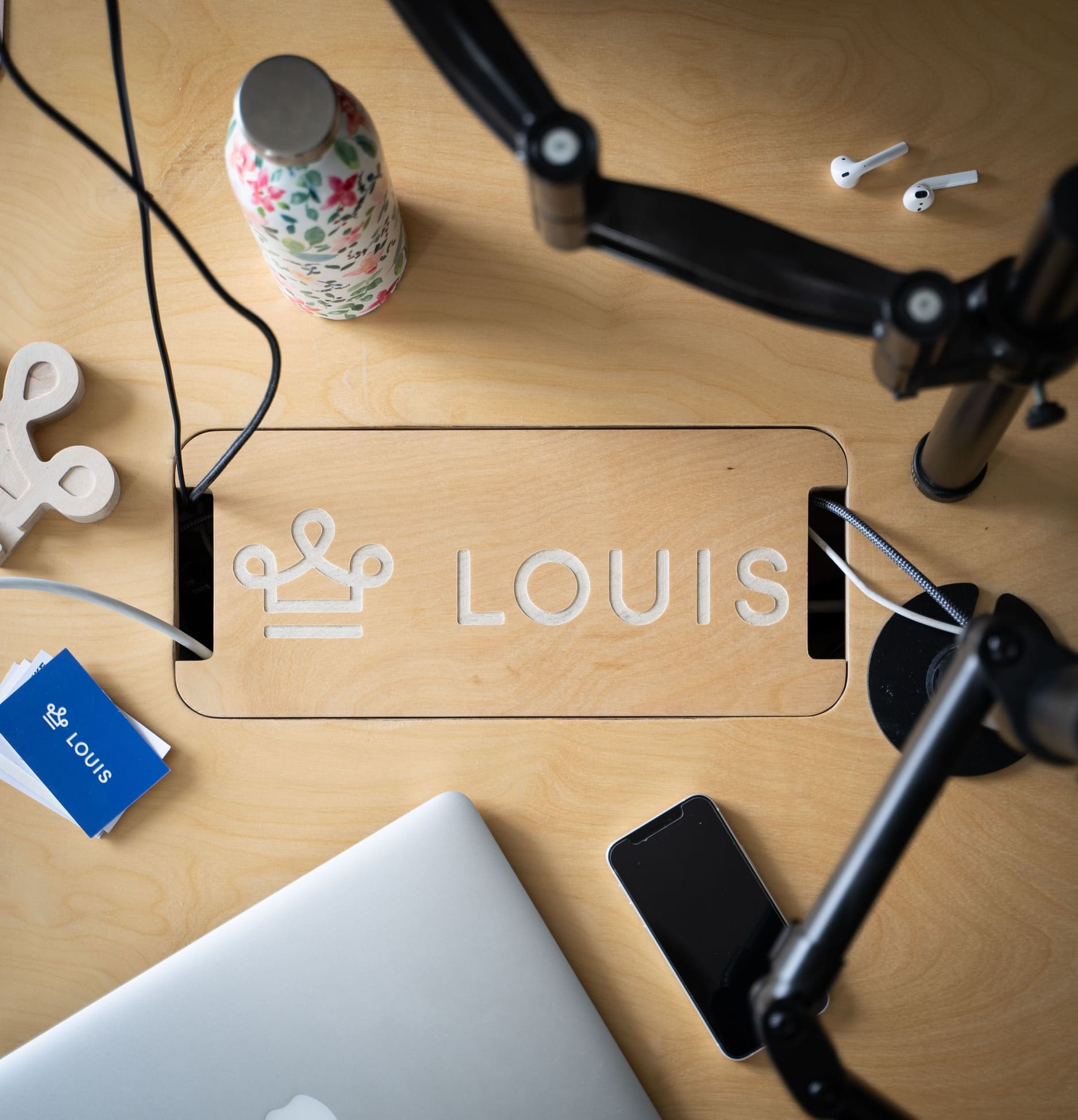 Trappe avec le logo LOUIS sur un bureau fabriqué par l'équipe LOUIS