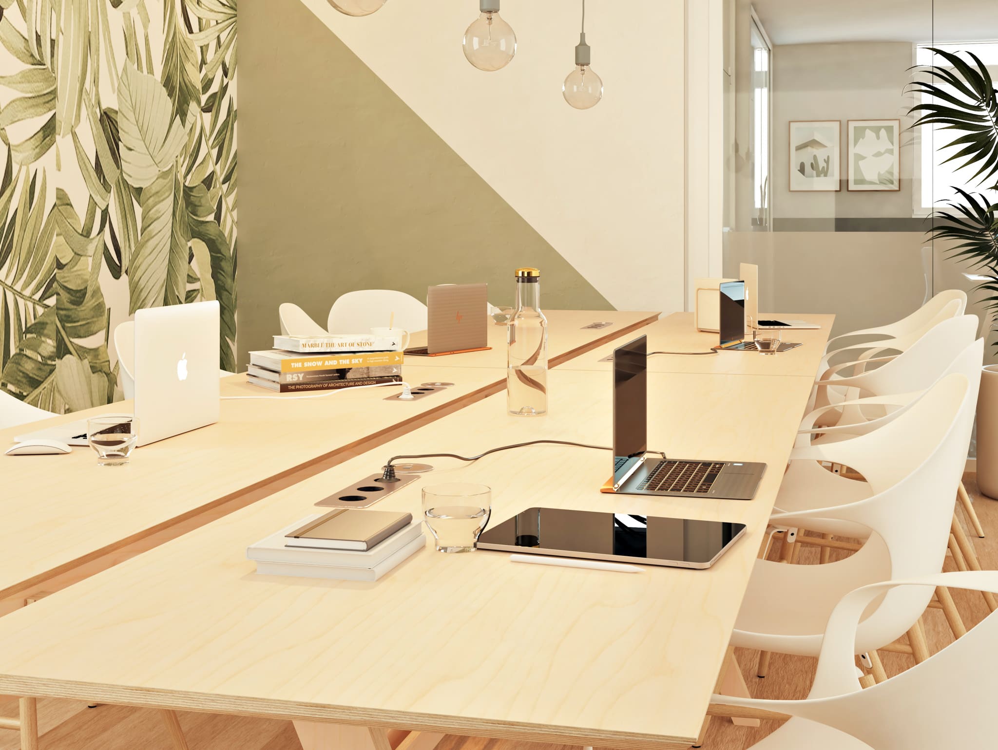 Bureaux avec les outils pour travailler et une décoration scandinave : mobilier en bois clair, papier peint avec de la végétation, lampes tombantes, chaises de bureau blanches